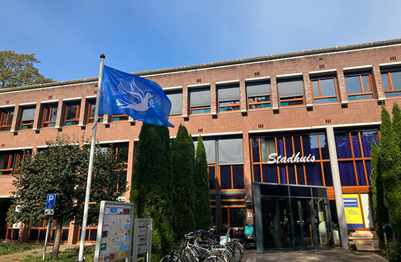 Gemeente Tiel hijst vredesvlag voor slachtoffers in Israël en Gaza