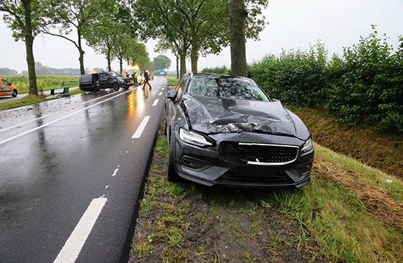 Veel schade bij ongeval tussen busje en personenauto op de N327 bij Deil