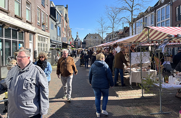 Deskundigen: laat Tielse markt op het Plein, maar schuif de kramen op