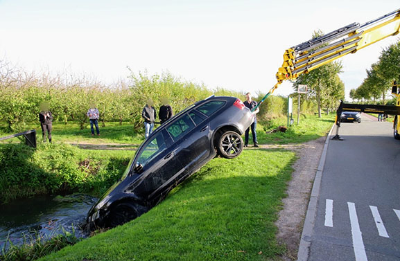 Auto in de sloot langs de Dreef in Wadenoijen na botsing