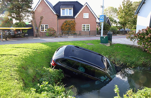 Auto in de sloot langs de Dreef in Wadenoijen na botsing