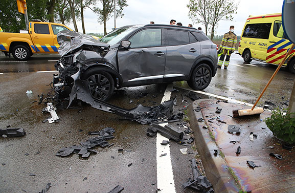 Gewonde en flinke schade bij aanrijding in Deil