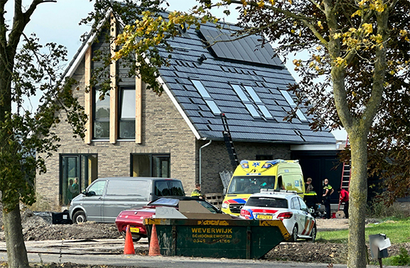 Man die van een dak viel tijdens installatie zonnepanelen is overleden