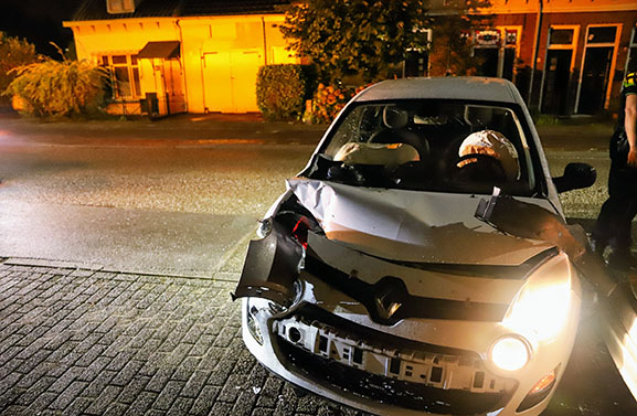 Bestuurder ramt geparkeerde auto op de Nieuwe Tielseweg in Tiel