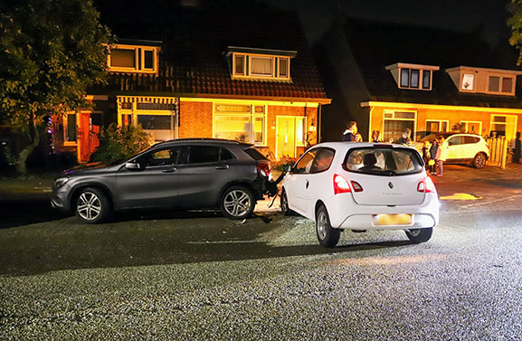 Bestuurder ramt geparkeerde auto op de Nieuwe Tielseweg in Tiel