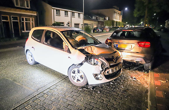 Bestuurder ramt geparkeerde auto op de Nieuwe Tielseweg in Tiel