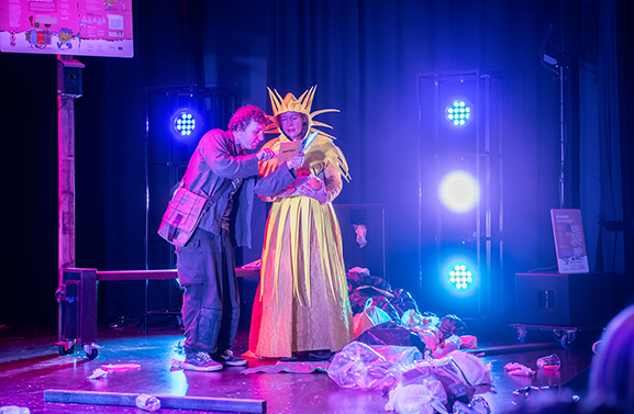 Honderden kinderen genoten van theatervoorstelling in De Pluk