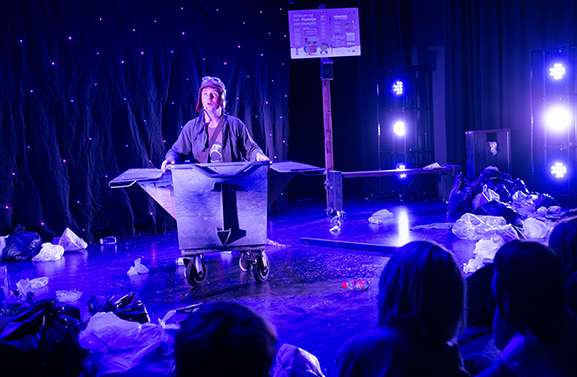 Honderden kinderen genoten van theatervoorstelling in De Pluk