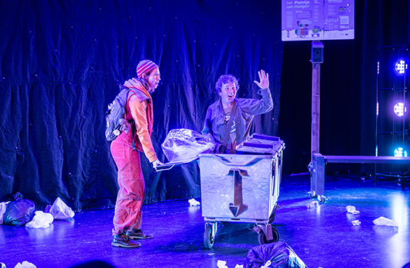 Honderden kinderen genoten van theatervoorstelling in De Pluk