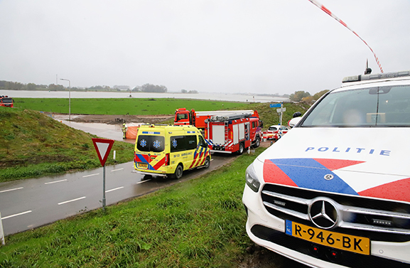 Persoon overleden bij aanrijding met vrachtwagen in Herwijnen