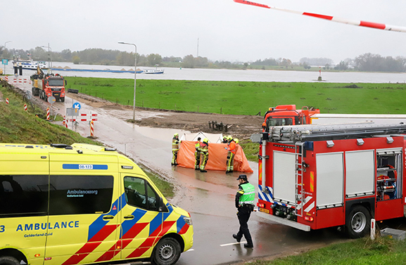 Persoon overleden bij aanrijding met vrachtwagen in Herwijnen