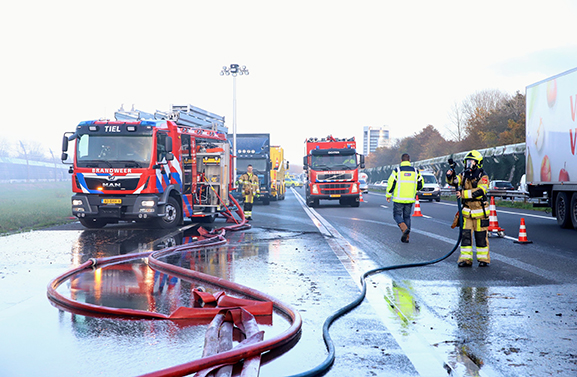 Brandende vrachtwagen met hooi veroorzaakt dikke rookwolken op A15