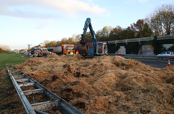 Brandende vrachtwagen met hooi veroorzaakt dikke rookwolken op A15