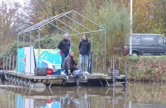 Poëzie op een pijler van de Blauwe Huisbrug over de Linge