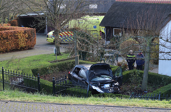 Auto rijdt van Beusichemsedijk in Culemborg en belandt in voortuin