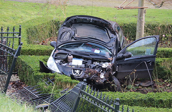 Auto rijdt van Beusichemsedijk in Culemborg en belandt in voortuin