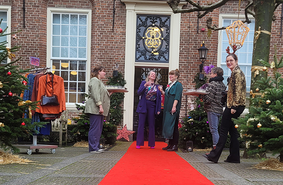 Wethouder Bijvoet opent KerstKleedJeAan in de Culemborgse bibliotheek