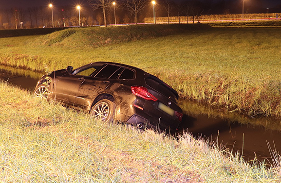 Auto belandt in de sloot bij afrit Enspijk, alcohol in het spel