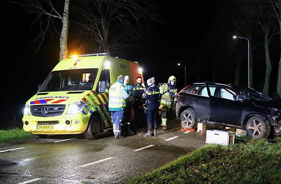 Auto botst in Dodewaard tegen boom, bestuurder ernstig gewond