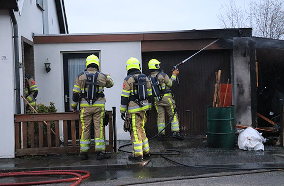 Houten schuurtje in brand aan de Beatrixstraat in Hellouw