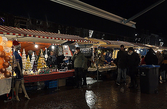 Stoet met wel 40 verlichte kersttrucks reed door Vianen