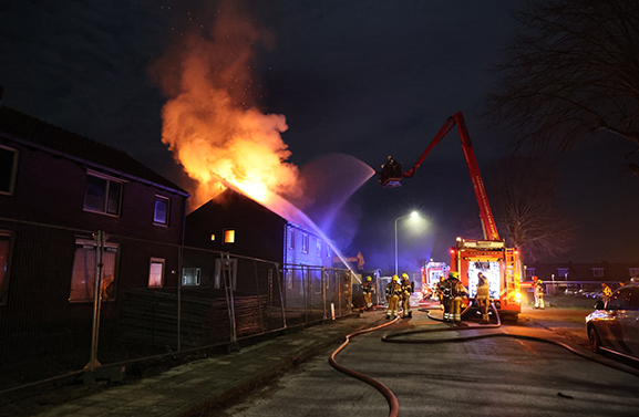 Uitslaande brand bij sloopwoning aan de Nieuwe Steeg in Herwijnen