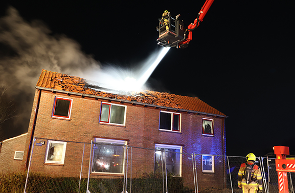 Uitslaande brand bij sloopwoning aan de Nieuwe Steeg in Herwijnen