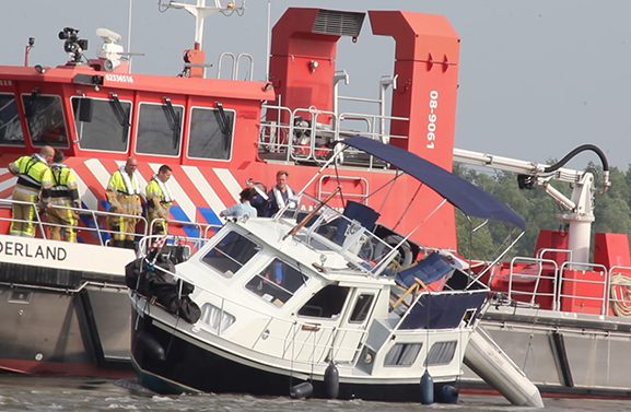 Bootje vaart op een kribbe van de Waal