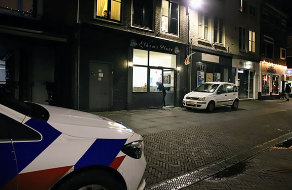 Man vernielt deur van Turks restaurant in Tiel met ijzeren staaf