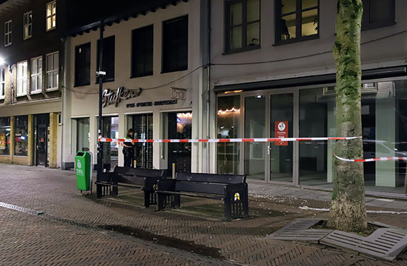 Stucwerk pand aan Hoogeindsestraat in Tiel los gekomen door storm Henk