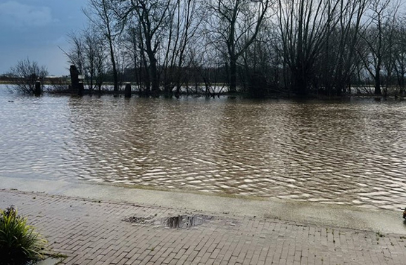 Water in de Linge blijft stijgen, gemeente stelt zandzakken beschikbaar