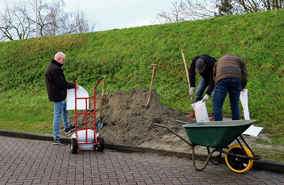 Water in de Linge blijft stijgen, gemeente stelt zandzakken beschikbaar