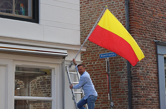 Raijmond Rison krijgt symbolisch de Culemborgse Vlag overhandigd