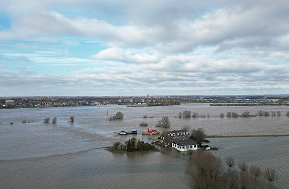 Voetveer Pomona vastgelopen ter hoogte van 't Veerhuis bij Wamel