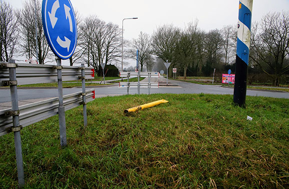 Een spoor van vernielingen op de weg tussen Heukelum en Asperen