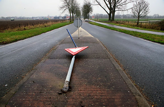 Een spoor van vernielingen op de weg tussen Heukelum en Asperen