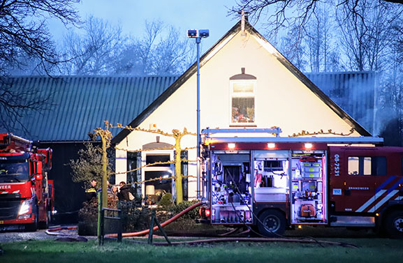 Grote rookpluim bij schuurbrand in Zoelen