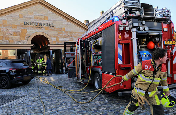 Brandweer rukt uit voor brand in winkel in Lienden