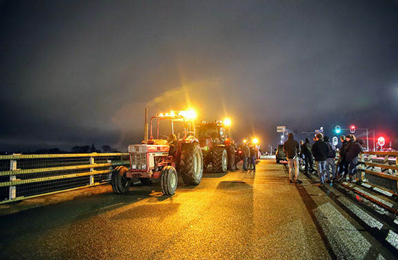 Boerenprotesten langs de A15, brandweer blust diverse buitenbranden