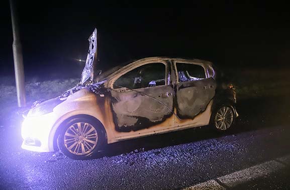 Auto in brand op de A15 richting Rotterdam