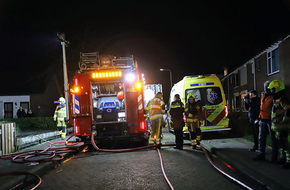 Uitslaande brand in bejaardenwoning, bewoner gewond naar ziekenhuis