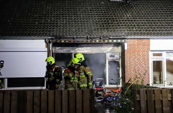 Uitslaande brand in bejaardenwoning, bewoner gewond naar ziekenhuis