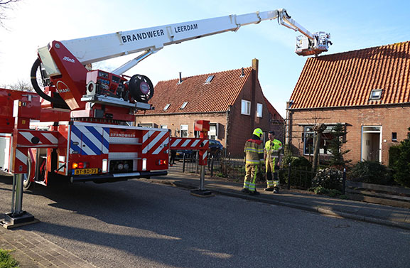 Hoogwerker ingezet bij schoorsteenbrand Rhenoy