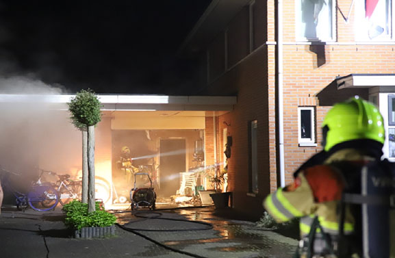 Brand in garage naast woning in Meteren