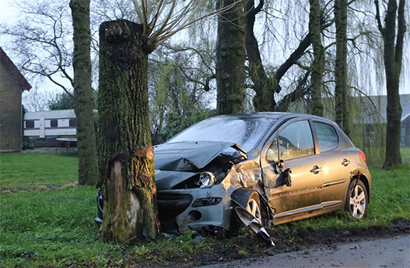 Veel schade maar geen gewonden bij botsing van twee auto's in Schoonrewoerd