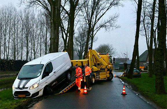Veel schade maar geen gewonden bij botsing van twee auto's in Schoonrewoerd