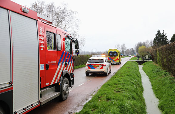 Vrouw belandt in sloot in Ingen: onder politiebegeleiding naar ziekenhuis