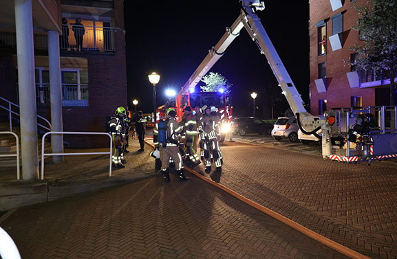 Woningbrand in flat in Leerdam, bewoner naar ziekenhuis