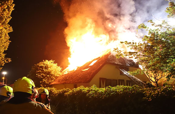 Monumentale woning met rieten kap afgebrand in Zennewijnen