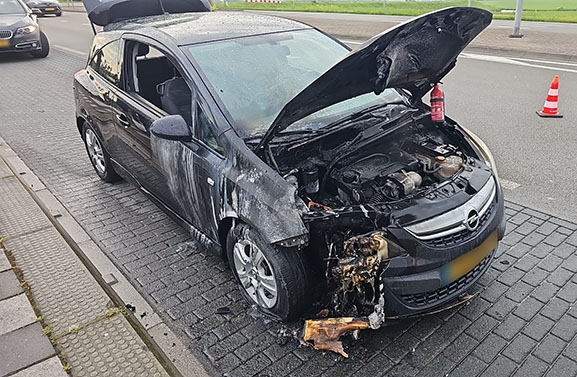 Auto gaat in vlammen op op de N484 bij Zijderveld